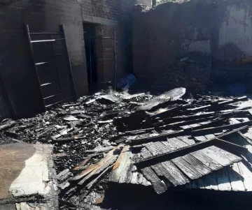 Un cortocircuito provocó un incendio que dejó grandes pérdidas en una casa Un cortocircuito provocó un incendio que dejó grandes pérdidas en una casa