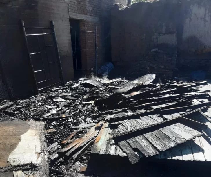 Un cortocircuito provocó un incendio que dejó grandes pérdidas en una casa Un cortocircuito provocó un incendio que dejó grandes pérdidas en una casa