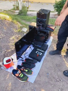 Sorprendieron a dos sujetos con un arma larga, objetos robados y droga Sorprendieron a dos sujetos con un arma larga, objetos robados y droga