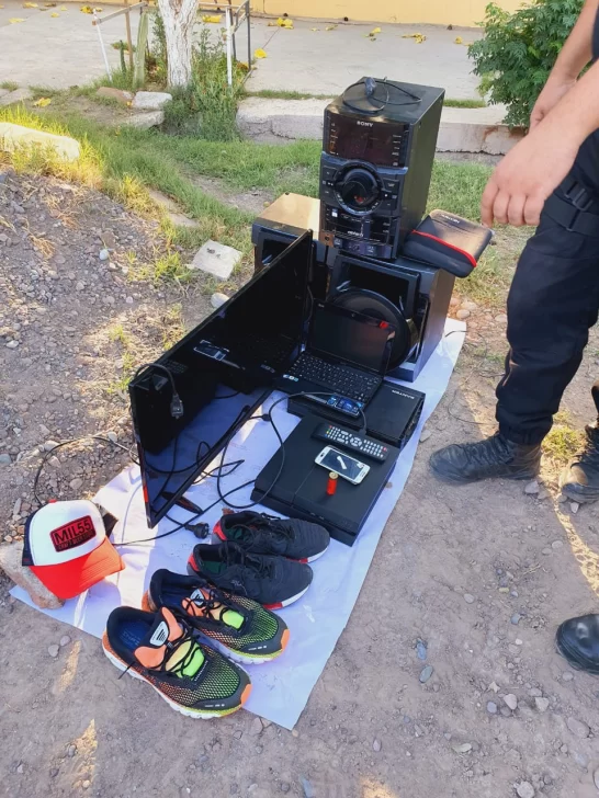 Sorprendieron a dos sujetos con un arma larga, objetos robados y droga Sorprendieron a dos sujetos con un arma larga, objetos robados y droga