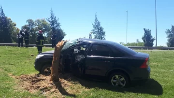Quedó atrapado en su vehículo tras chocar contra el guardarrail e impactar con un árbol Quedó atrapado en su vehículo tras chocar contra el guardarrail e impactar con un árbol