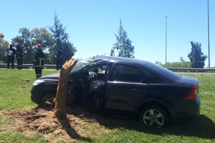 Quedó atrapado en su vehículo tras chocar contra el guardarrail e impactar con un árbol
