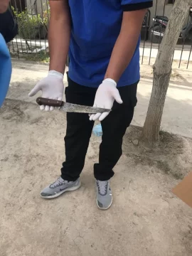 Atacó a su concubina con una cuchilla y sus hijos debieron golpearlo para reducirlo