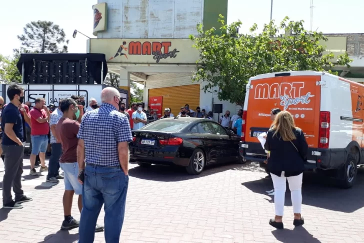 Decenas de personas en subasta de una tienda: remataron 2 vehículos en más de $6 millones