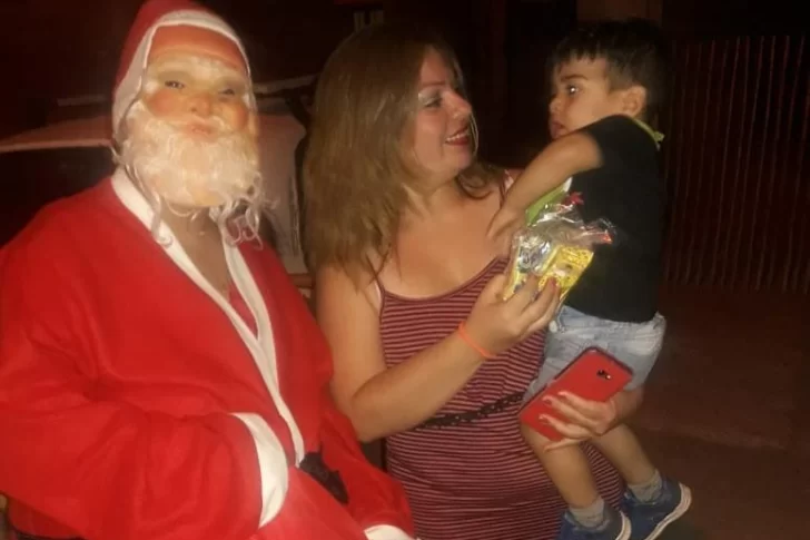 Por el pedido de un nene de 6 años, Papá Noel llevó alegría y regalos a un barrio en Pocito