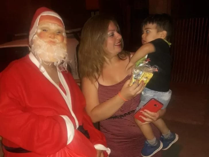 Por el pedido de un nene de 6 años, Papá Noel llevó alegría y regalos a un barrio en Pocito Por el pedido de un nene de 6 años, Papá Noel llevó alegría y regalos a un barrio en Pocito