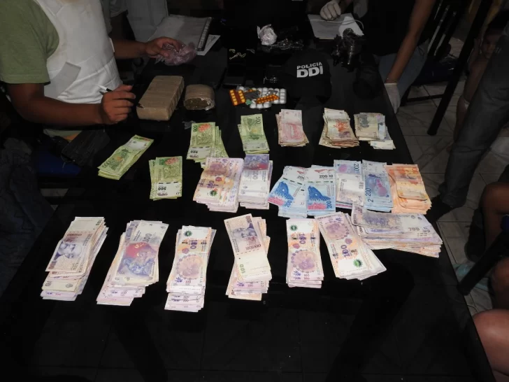 Secuestran más de $200 mil en efectivo y 3 panes de marihuana en dos allanamientos