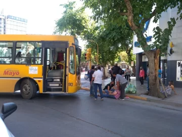 Otra vez un colectivo embiste a un peatón en Libertador y General Acha