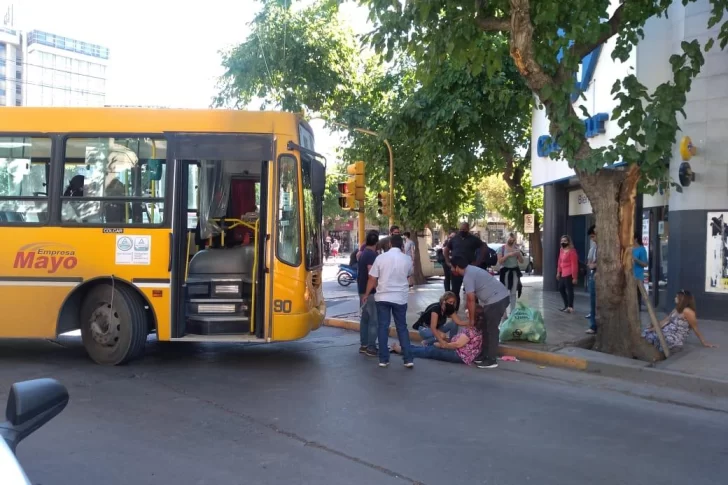 Otra vez un colectivo embiste a un peatón en Libertador y General Acha