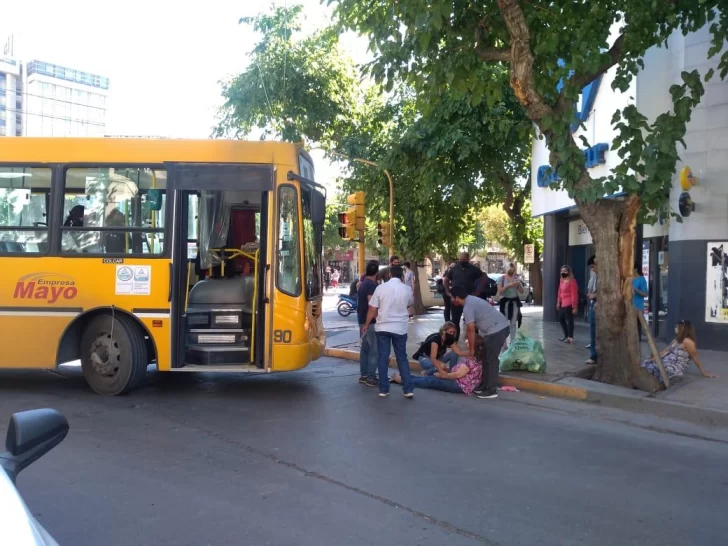 Otra vez un colectivo embiste a un peatón en Libertador y General Acha