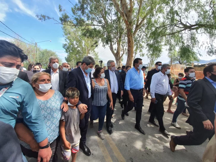 El presidente recorrió asentamientos afectados y anunció la construcción de 1.800 casas El presidente recorrió asentamientos afectados y anunció la construcción de 1.800 casas