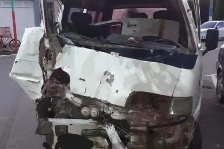 Espectacular colisión de una combi que llevaba trabajadores rurales: una mujer, fracturada