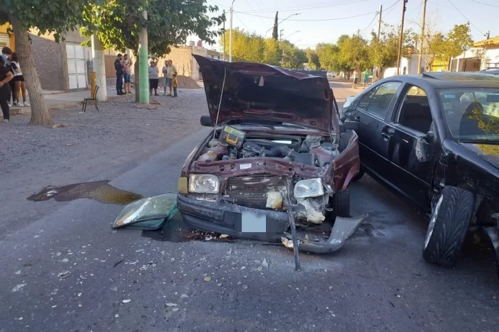 Un hombre de 79 años sufrió un duro accidente, fue hospitalizado y el auto, destruido