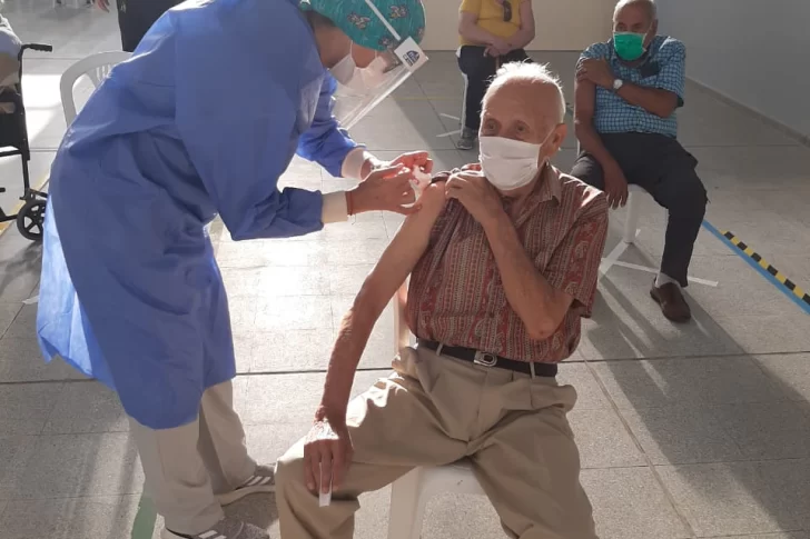 Don Riveros, el carpintero que con 87 años lloró porque nunca pensó que llegaría a vacunarse