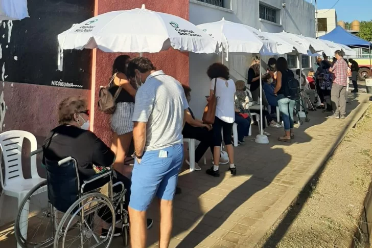 En orden y con asistencia permanente, inició la vacunación para mayores de 80 en San Juan