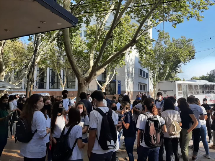 Preuniversitarios exigen más presencialidad, a contramano de lo que quiere la UNSJ Preuniversitarios exigen más presencialidad, a contramano de lo que quiere la UNSJ