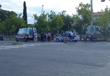 Dos mujeres que iban en moto se resbalaron y una de ellas fue hospitalizada Dos mujeres que iban en moto se resbalaron y una de ellas fue hospitalizada