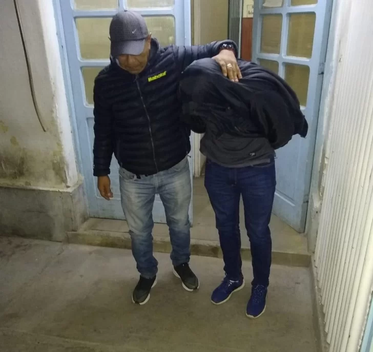 Golpeó a los policías que lo detuvieron luego de estar un mes prófugo