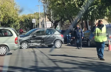 Fuerte choque entre dos autos en un cruce sin semáforos Fuerte choque entre dos autos en un cruce sin semáforos