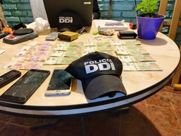 La policía irrumpió en un domicilio y detuvo a un hombre que comercializaba droga junto a dos clientes La policía irrumpió en un domicilio y detuvo a un hombre que comercializaba droga junto a dos clientes