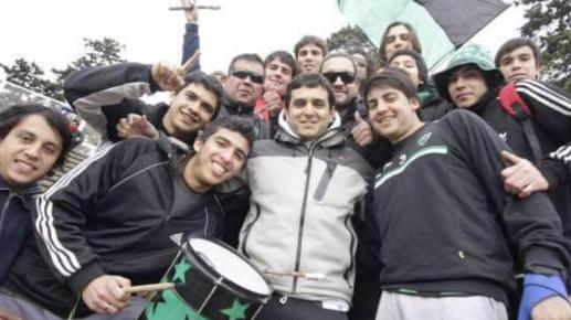 Más de 48 hs de puro aliento: el recuerdo de dos hinchas verdinegros a 10 años del ascenso Más de 48 hs de puro aliento: el recuerdo de dos hinchas verdinegros a 10 años del ascenso