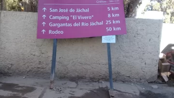 Detuvieron a una pareja por arrancar violentamente un cartel indicador de la Ruta 150 Detuvieron a una pareja por arrancar violentamente un cartel indicador de la Ruta 150