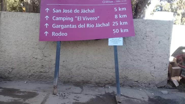 Detuvieron a una pareja por arrancar violentamente un cartel indicador de la Ruta 150 Detuvieron a una pareja por arrancar violentamente un cartel indicador de la Ruta 150