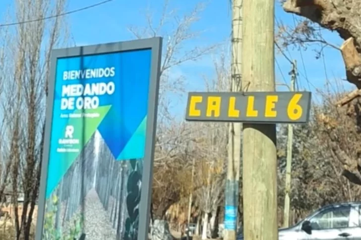 Un cartel indicador de Rawson se hizo viral por un curioso error