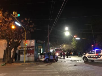 Una camioneta de la policía chocó a otro vehículo que impactó con un kiosco