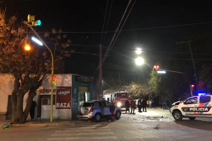 Una camioneta de la policía chocó a otro vehículo que impactó con un kiosco