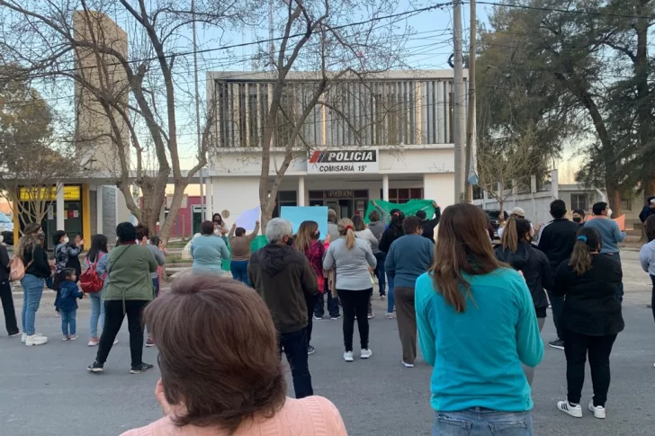Vecinos de Ullum se apostaron en la comisaría 15º pidiendo más seguridad
