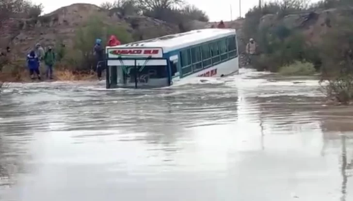 Un colectivo con gente se atascó al intentar cruzar un badén afectado por la crecida Un colectivo con gente se atascó al intentar cruzar un badén afectado por la crecida