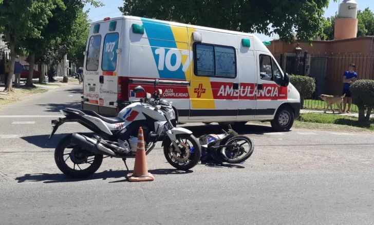 Una pareja iba en moto y terminó con serias heridas al chocar contra un auto Una pareja iba en moto y terminó con serias heridas al chocar contra un auto