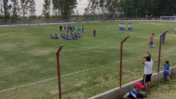 Lo sorprendieron tirando piedras al final de un partido, se enojó y rompió una radio policial