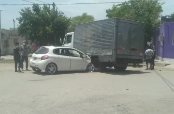 Un auto no frenó a tiempo y se incrustó debajo de un camión con mercadería Un auto no frenó a tiempo y se incrustó debajo de un camión con mercadería