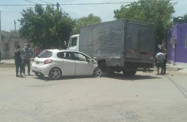 Un auto no frenó a tiempo y se incrustó debajo de un camión con mercadería Un auto no frenó a tiempo y se incrustó debajo de un camión con mercadería