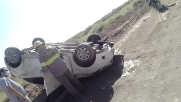 Intentó esquivar un pozo, perdió el control y volcó Intentó esquivar un pozo, perdió el control y volcó