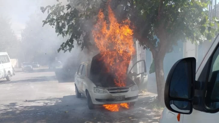 Una falla mecánica provocó el incendio de un taxi en Capital Una falla mecánica provocó el incendio de un taxi en Capital