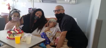 Serenity, la guerrera de 7 años que hace pulseritas en el hospital mientras lucha contra el cáncer Serenity, la guerrera de 7 años que hace pulseritas en el hospital mientras lucha contra el cáncer