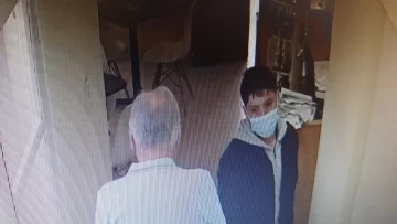 En 15 segundos sustrajo un celular del mostrador de un café del microcentro En 15 segundos sustrajo un celular del mostrador de un café del microcentro