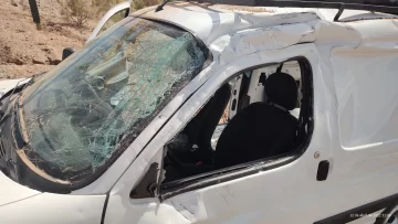 Un utilitario de una empresa multinacional sufrió un violento vuelco en Mogna Un utilitario de una empresa multinacional sufrió un violento vuelco en Mogna