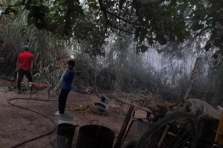 Se incendió por completo una pieza que una familia utilizaba como depósito