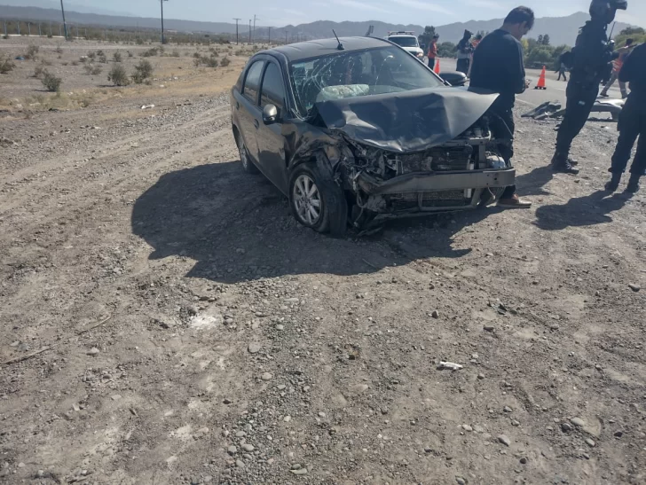 Fuerte choque frontal de autos en la Ruta 40: dos hospitalizados Fuerte choque frontal de autos en la Ruta 40: dos hospitalizados