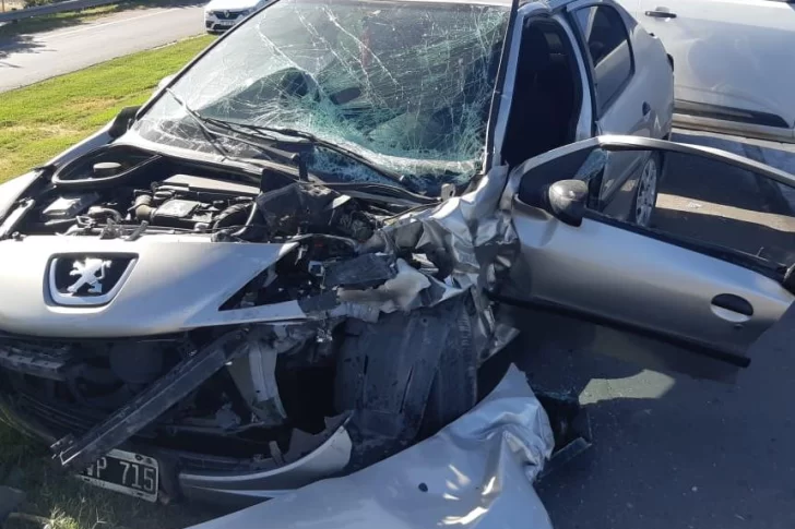 [FOTOS] Por esquivar una bicicleta, chocó de frente contra un auto y la ligó un motociclista
