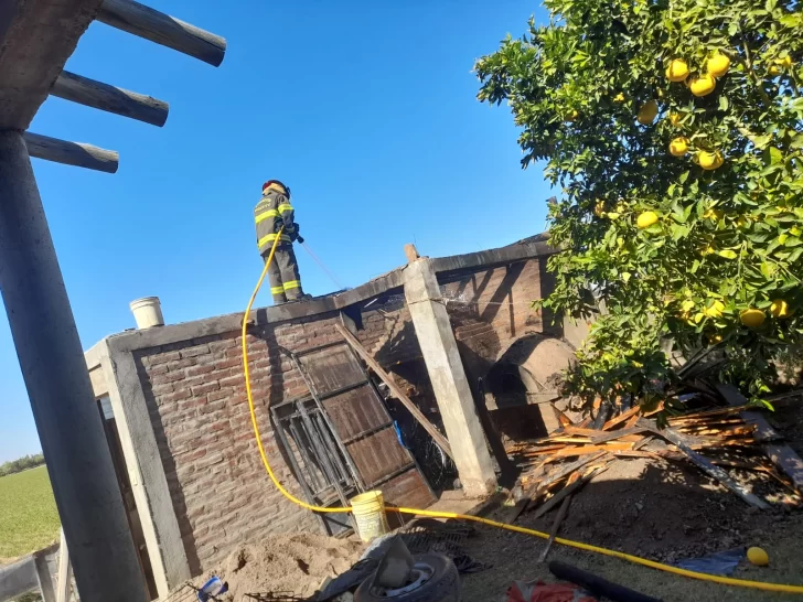 Una familia hacía pan en un horno y generó un incendio que dejó daños estructurales Una familia hacía pan en un horno y generó un incendio que dejó daños estructurales