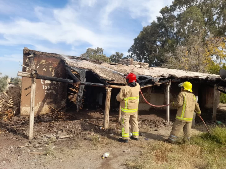 Un incendio en un depósito dejó pérdidas casi totales: creen que fue por una travesura Un incendio en un depósito dejó pérdidas casi totales: creen que fue por una travesura