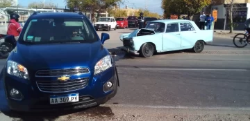 Fuerte accidente entre dos vehículos dejó un niño herido y tuvieron que trasladarlo en remís Fuerte accidente entre dos vehículos dejó un niño herido y tuvieron que trasladarlo en remís