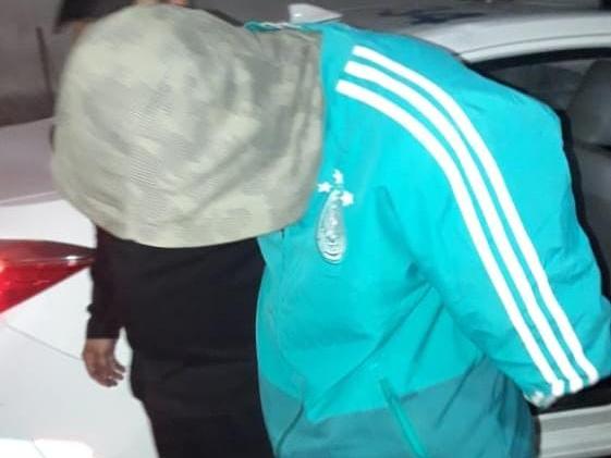 La Policía los quiso entrevistar, huyeron en moto y arrojaron un arma de fuego La Policía los quiso entrevistar, huyeron en moto y arrojaron un arma de fuego