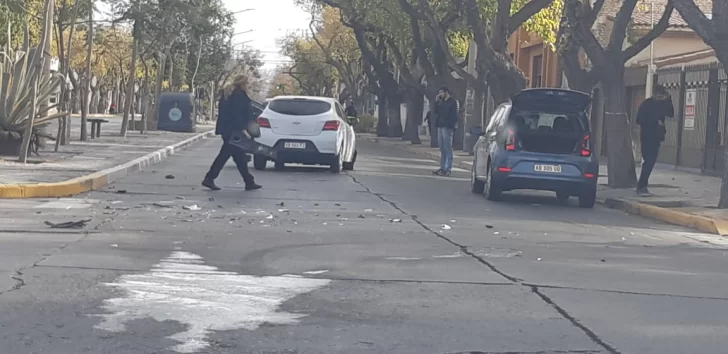 Fuerte choque entre dos autos en el cruce de Avenida Libertador y Güemes Fuerte choque entre dos autos en el cruce de Avenida Libertador y Güemes