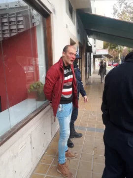 Escándalo frente a Tribunales por un supuesto falso abogado al que acusan de estafar a dos ancianos Escándalo frente a Tribunales por un supuesto falso abogado al que acusan de estafar a dos ancianos